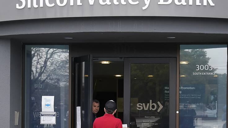 La SVB était devenue la 16e banque américaine par la taille des actifs. A la fin 2022, elle comptait 209 milliards de dollars d'actifs et environ 175,4 milliards de dépôts.