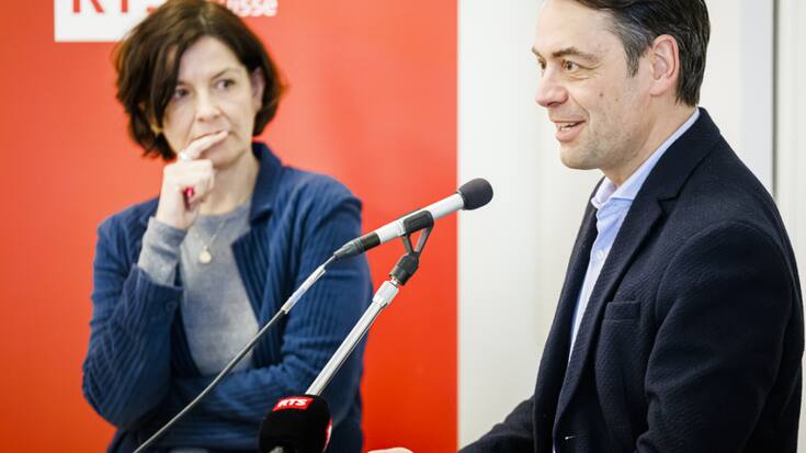Philippa de Roten, directrice Societe et Culture (gauche) et Pascal Crittin, directeur de la RTS ont lancé la "Belle Saison" du média lors d'une conférence de presse mardi à Lausanne.