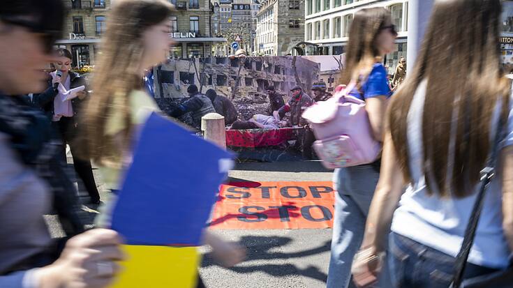 A ce jour, 23 procédures pénales administratives sont en cours en Suisse pour violation des sanctions contre la Russie après l'attaque contre l'Ukraine. Sur la photo, une manifestation en avril 2022 à Genève en faveur de sanctions plus sévères contre les entreprises de négoce de matières premières.
