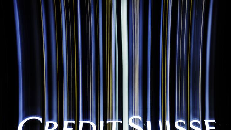 Credit Suisse a annoncé jeudi qu'elle allait emprunter jusqu'à 50 milliards de francs à la Banque nationale suisse (BNS) pour se "renforcer", après s'être effondrée la veille en Bourse. La banque zurichoise a annoncé une série d'opérations de rachat de dette pour 3 milliards. (KEYSTONE/M. Buholzer)