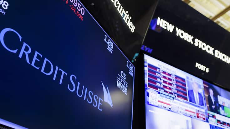 Le titre Credit Suisse devrait ouvrir sur un solide rebond jeudi matin à la Bourse suisse, après le soutien apporté par la Banque nationale suisse (BNS) à l'établissement chancelant. L'action avait lourdement chuté la veille, suscitant des craintes pour l'ensemble du secteur bancaire. (EPA/J. Lane)