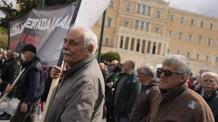 Plus de 40'000 Grecs sont à nouveau dans les rues jeudi pour crier leur colère alors que le pays se retrouve en grande partie paralysé par une grève générale.
