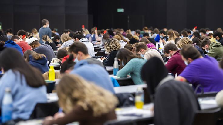 Le projet vise à ne pas soumettre aux contingents les étrangers titulaires d'un bachelor, d'un master ou d'un doctorat obtenu en Suisse dans un domaine souffrant d'une pénurie avérée de personnel qualifié (image d'illustration).