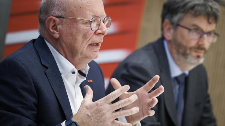 Vincent Ducrot, patron des CFF (à gauche), et Peter Fuglistaler, directeur de l'Office fédéral des transports (à droite), ont dévoilé vendredi à Renens les nouveaux retards et redimensionnements du chantier de la gare de Lausanne.