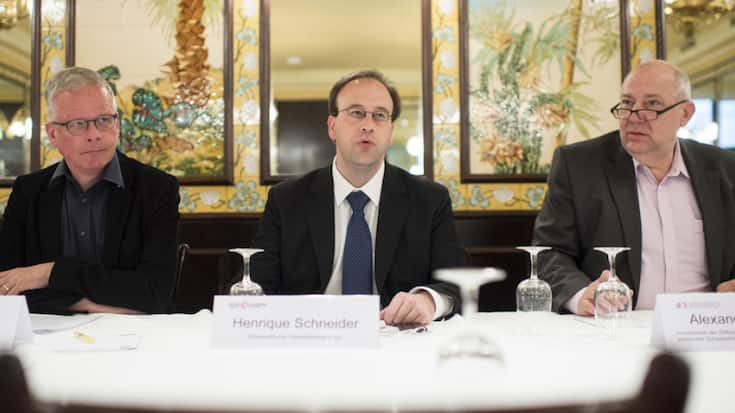 Henrique Schneider (au centre) est confronté à des accusations de plagiat et de tromperie. (archives)