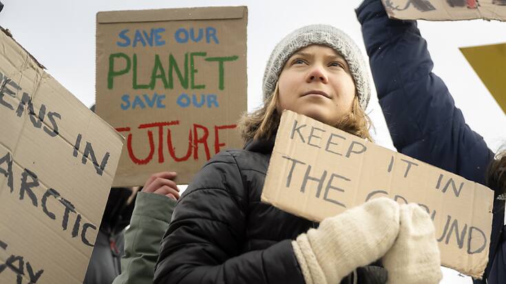 "Le fait que les personnes au pouvoir vivent toujours dans le déni, et aillent activement dans la mauvaise direction, sera au final considéré et retenu comme une trahison sans précédent", affirme la figure suédoise de la cause climatique.
