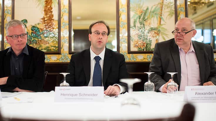 Henrique Schneider (au centre, en 2016) est soupçonné d'avoir menti sur son CV, notamment.
