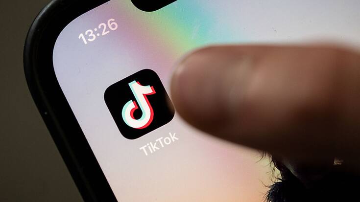 Tiktok, comme ses concurrents, se voit régulièrement accusé de présenter des risques pour la santé mentale et physique des enfants et adolescents, à l'addiction aux défis dangereux comme le "jeu du foulard".