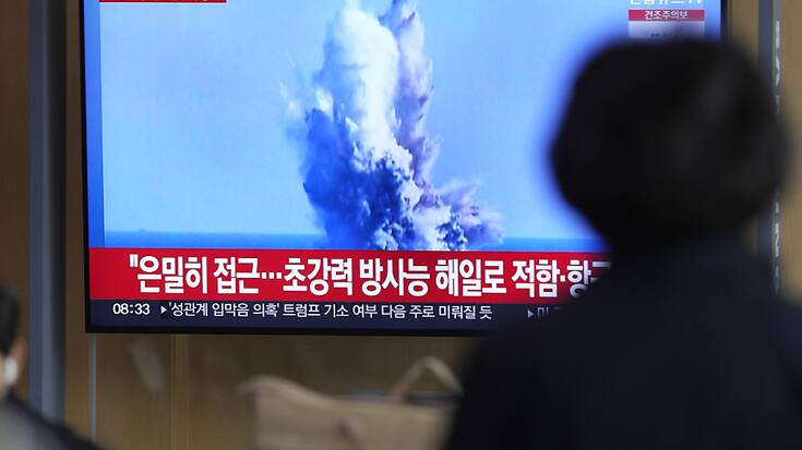 A la gare de Séoul, des passagers regardent les images de l'explosion prétendument causée par un drone sous-marin d'attaque nucléaire testé par Pyongyang.