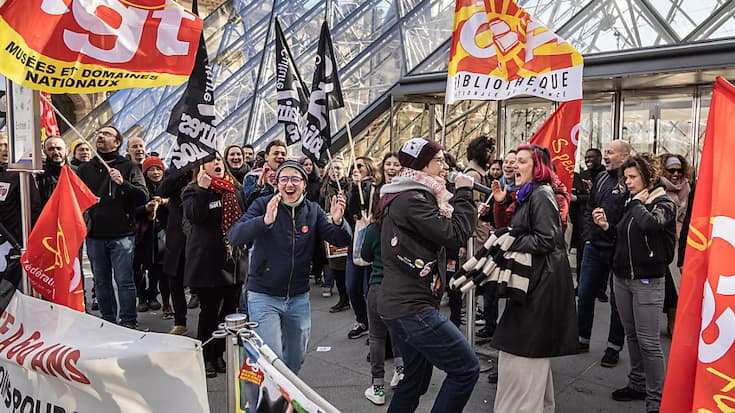 Des employés du Louvre bloquent l'entrée du musée.