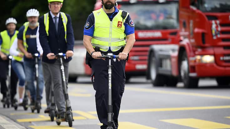 En Suisse aussi, il faut avoir 14 ans pour conduire une trottinette électrique. Et entre 14 et 16 ans, il est nécessaire d'avoir un permis de conduire un cyclomoteur ou un véhicule agricole. Des campagnes de prévention sont organisées comme ici à Lausanne en 2022.