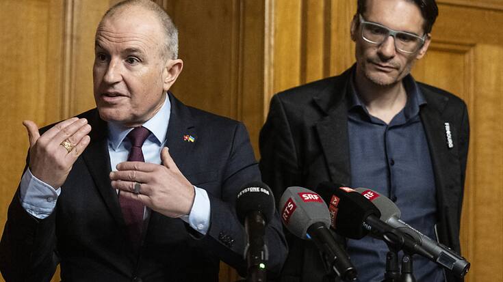 Accompagné de Gerhard Andrey (Vert-e-s/FR), le président de la commission des finances du National Roland Fischer (PVL/LU), à gauche, a estimé que la priorité première est de donner un signal de stabilisation.