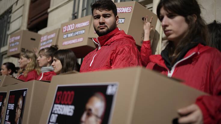 Mobilisation d'activistes demandant la libération d'Ihasane El Kadi jeudi devant l'ambassade algérienne à Paris.