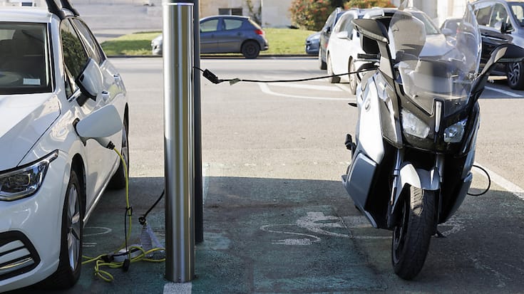 Les véhicules électriques seront imposés au taux ordinaire de 4% dès 2024 (illustration).