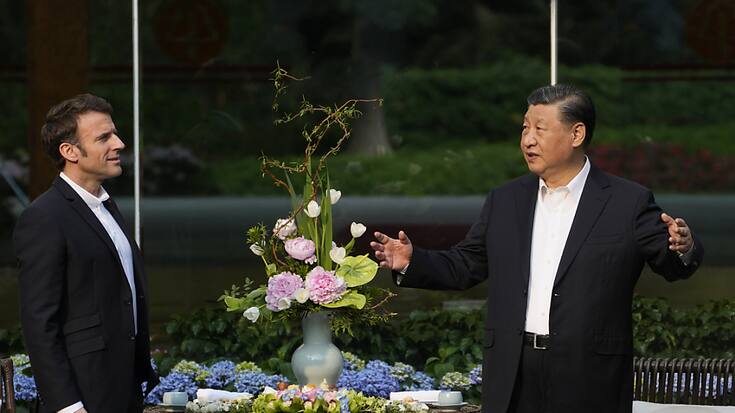 Le président chinois Xi Jinping, à droite, et le président français Emmanuel Macron assistent à une cérémonie du thé à la résidence du gouverneur de la province de Guandong, à Guangzhou.