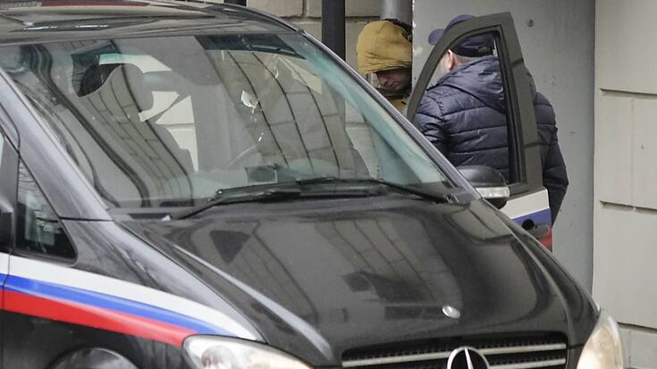 Le journaliste du Wall Street Journal Evan Gershkovich est escorté par des officiers du tribunal Lefortovsky jusqu'à un bus, à Moscou, Russie, jeudi 30 mars 2023.