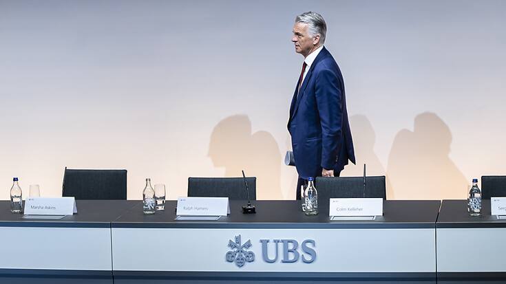 "Après une brève période de transition", non spécifiée, Sergio Ermotti va démissionner de ses fonctions de président de Swiss Re pour se consacrer à son nouveau rôle de directeur général d'UBS.