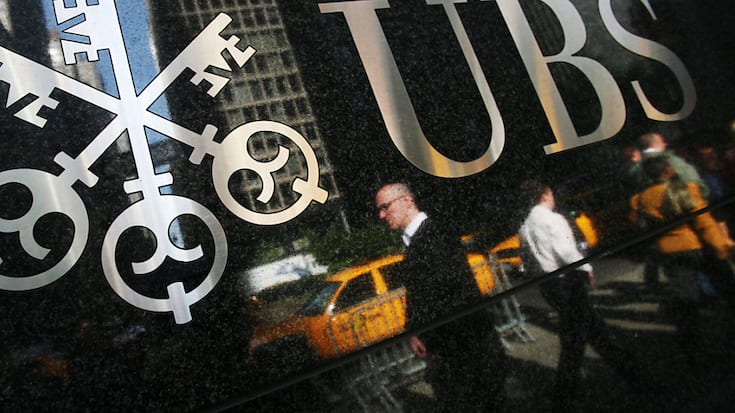 Le logo d'UBS sur un bâtiment à New York.