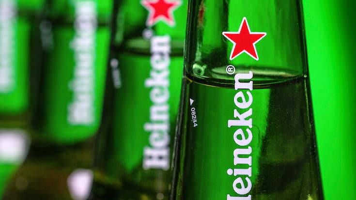 Malgré une baisse des volumes, Heineken a enregistré un chiffre d'affaires en hausse notamment grâce à une hausse des prix instaurée pour faire face à la flambée des coûts des matières premières (archives).