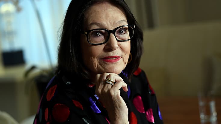Pour marquer ses 60 ans de carrière, la chanteuse Nana Mouskouri va mettre aux enchères plusieurs paires de ses célèbres lunettes rectangulaires (archives).