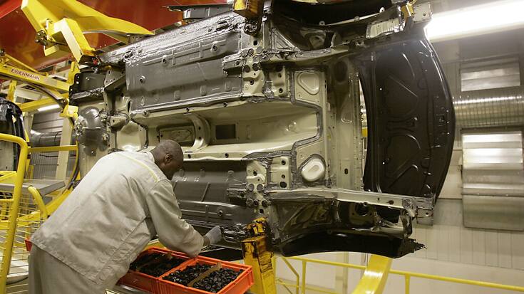 Le chiffre d'affaires n'inclut plus les activités du groupe en Russie, dont Renault s'est séparé en mai l'année dernière après l'invasion de l'Ukraine, soit une baisse de plus de 800 millions d'euros.  (AP Photo/Michel Euler)