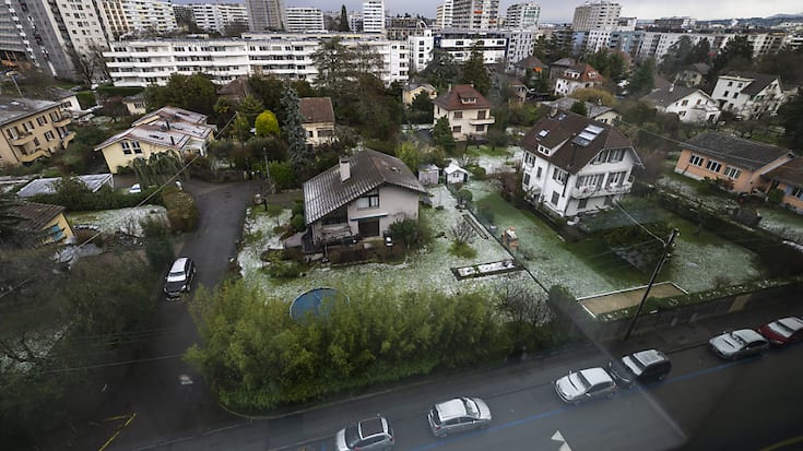 La situation qui prévalait pendant la pandémie, avec des aspirants acheteurs prêts à s'éloigner des villes, semble ainsi avoir largement perdu de son ampleur. (Photo/KEYSTONE/Martial Trezzini)