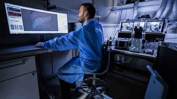 Théo Ribierre, coordinateur scientifique, réalise des images de neurones à l'occasion de l'inauguration de la plateforme "NeuroNA" de neurosciences cellulaires humaines au Campus Biotech à Geneve.