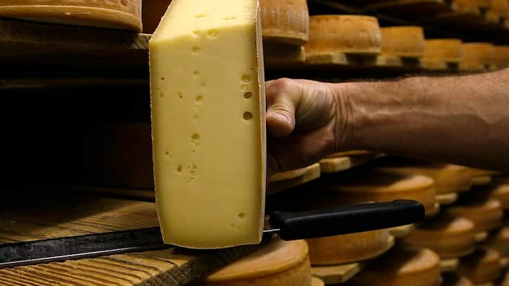 En Suisse, la conformité et la traçabilité des produits bénéficiant d'une appellation contrôlée, comme le Raclette du Valais AOC, sont largement assurées, selon une campagne de contrôles menée en 2022 par l'Association des chimistes cantonaux (ACCS). (archives)