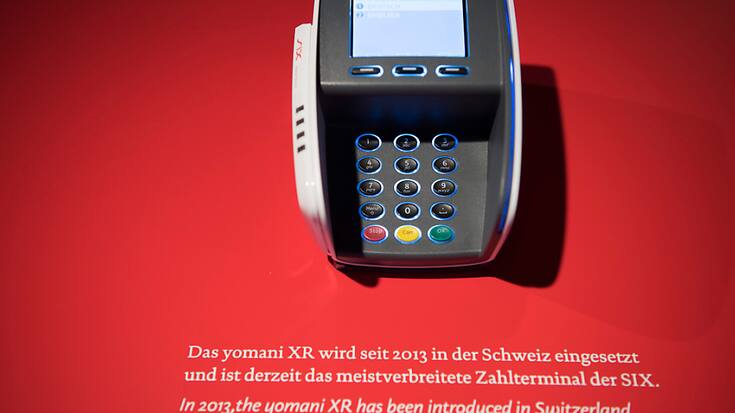 Un terminal de paiement Yomani XR, fabriqué par Worldline. Le spécialiste du paiement a annoncé un chiffre d'affaires en hausse de 14% au premier trimestre 2023, tiré par la bonne santé de sa division Services aux commerçants. (archives)