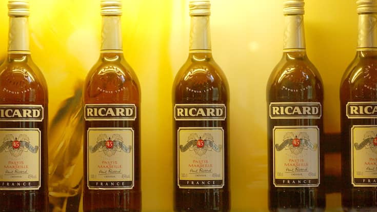 Pernod Ricard prévoit aussi désormais "une progression" de sa marge opérationnelle. Il misait jusque-là sur un "maintien" de cette marge dans un contexte marqué par l'inflation de ses coûts de production. (Photo/AP Photo/Jacques Brinon)