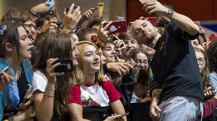 Le Youtubeur Squeezie (à droite) est l'influenceur le plus suivi par les ados suisses (archives).