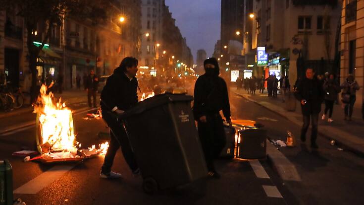 Fitch est la première des trois principales agences de notation internationales à rétrograder la note française depuis l'adoption de la réforme des retraites, qui a suscité un fort mouvement de contestation en France.