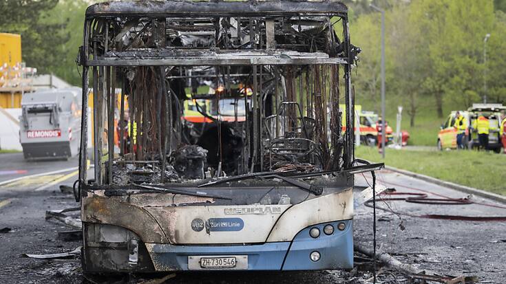 Le chauffeur a fait évacuer son bus avant que le véhicule ne prenne entièrement feu. Le bus a été ensuite entièrement ravagé par les flammes.