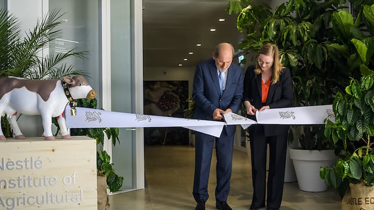 Le président de Nestlé Paul Bulcke et la conseillère d'Etat vaudoise Valerie Dittli ont inauguré mercredi le "Nestlé Institute of Agricultural Sciences", à Vers-chez-les-Blanc, sur la commune de Lausanne.