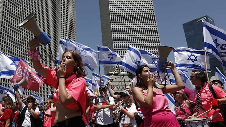 Les Israliens et les Israéliennes sont à nouveau descendus dans la rue jeudi, notamment à Tel Aviv, pour s'opposer à la réforme judiciaire voulue par le gouvernement.