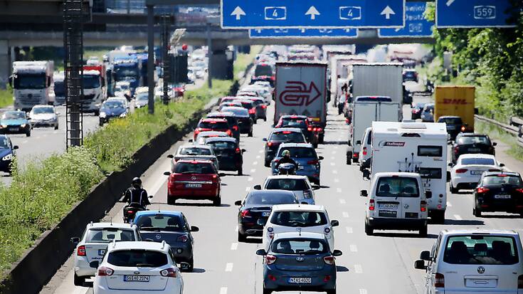 "Les efforts de réduction des émissions sont entravés par l'augmentation du nombre de voitures particulières et la croissance du trafic de poids lourds", constate l'OCDE.