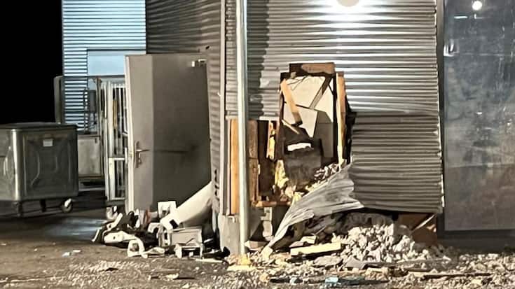 Les voleurs ont fait exploser le bancomat vers 02h30. L'explosion a fortement endommagé la façade dans laquelle la machine était encastrée.