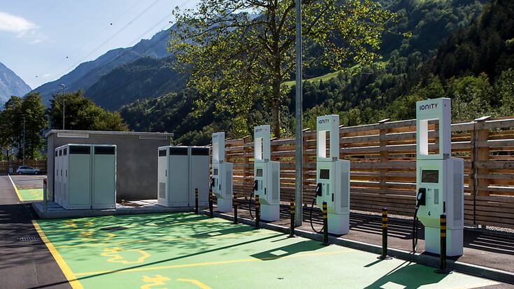 Pour répondre aux besoins des véhicules électriques d'ici 2035 en Suisse, il faudra construire jusqu'à 2 millions de bornes de recharge privées (image d'illustration).