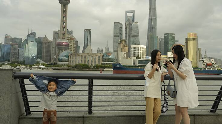 La Chine vise un objectif de croissance d'environ 5% cette année, l'un des plus faibles depuis des décennies, mais a averti qu'il ne sera "pas facile" à atteindre. (AP Photo/Ng Han Guan)