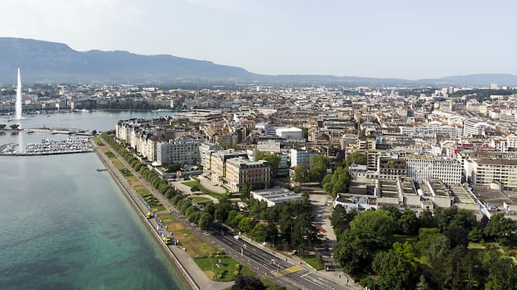 Pour 2023, les observateurs soulignent d'un côté des investisseurs disposant d'une masse importante de capitaux à investir et jugeant Genève comme toujours attrayante, et d'un autre côté une remontée des taux et des exigences plus élevées de rendement de la part des acquéreurs.(KEYSTONE/S. Di Nolfi)