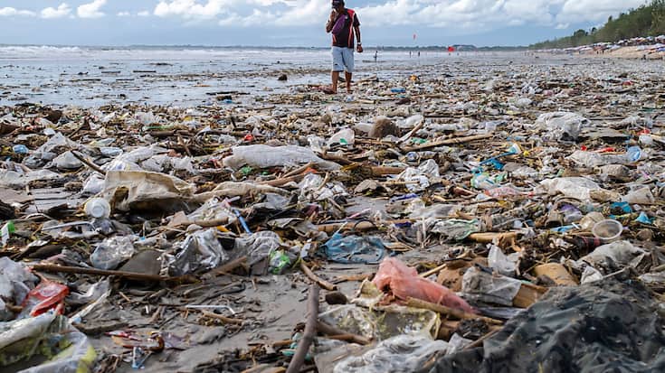 Des déchets, notamment en plastique, jonchent de plus en plus souvent les plages asiatiques, à l'image de celle de Kuta, à Bali, en Indonésie.