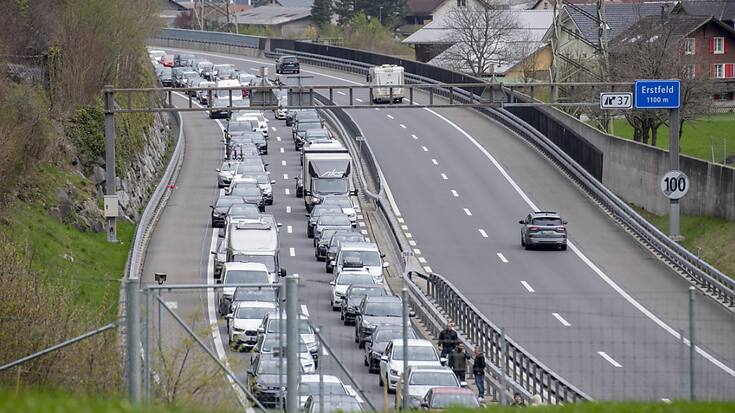 La file de voitures mesurait déjà sept kilomètres à 08h00, selon le site du TCS (archives).
