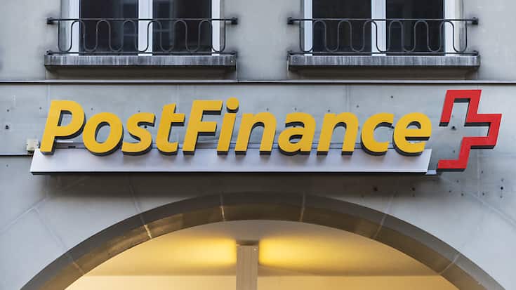 Le logo de Postfinance dans sa succursale de la Aarbergergasse à Berne (photo d'archives)