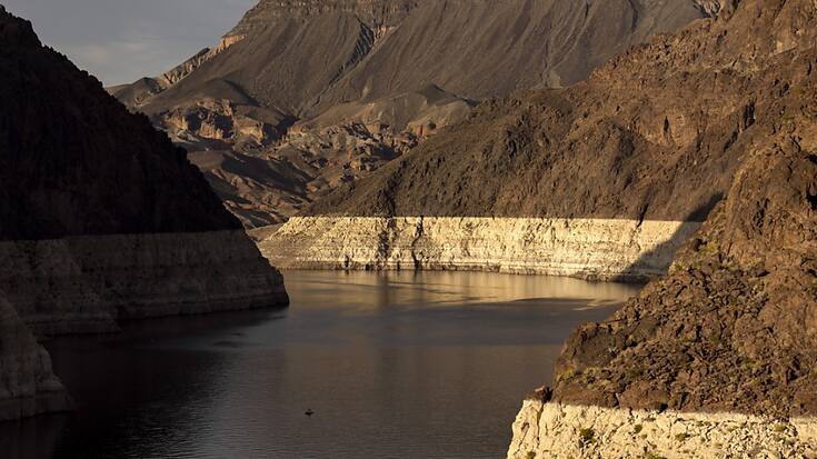 Les eaux du fleuve Colorado s'écoulent du réservoir du lac Mead entre les etats de l'Arizona (à droite) et du Nevada vers le barrage Hoover près de Boulder, Nevada.