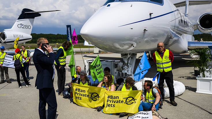 Des dizaines d'activistes du climat ont investi mardi le tarmac de Genève  Aéroport où des jets privés sont exposés dans le cadre du European Business Aviation Convention &amp; Exhibition. Ils ont provoqué l'interruption du trafic aérien.
