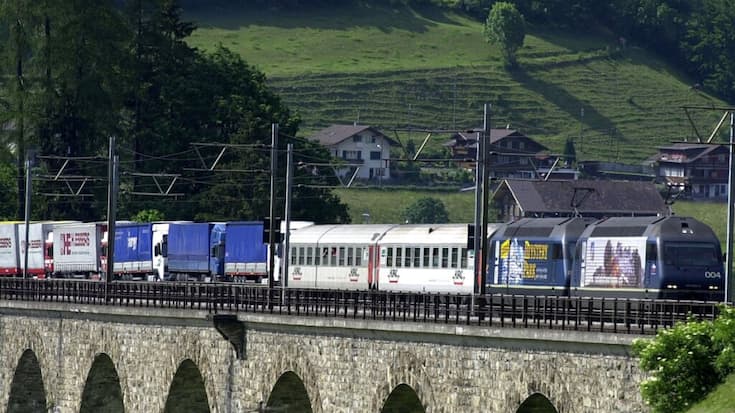 Depuis 2001, la "chaussée roulante" transfère le trafic de marchandises sur le rail à travers la Suisse. (Photo d'archives)
