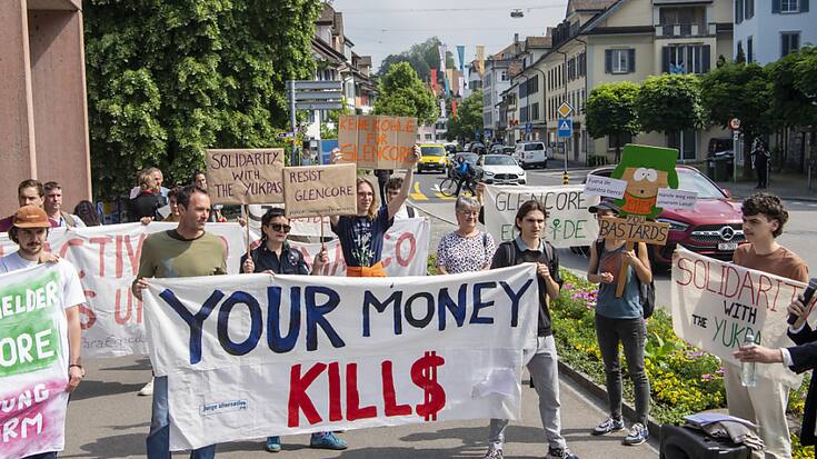 "Votre argent tue" pouvait-on lire sur une des banderoles présentées par les manifestants devant l'assemblée du géant suisse des matières premières Glencore vendredi à Zoug.