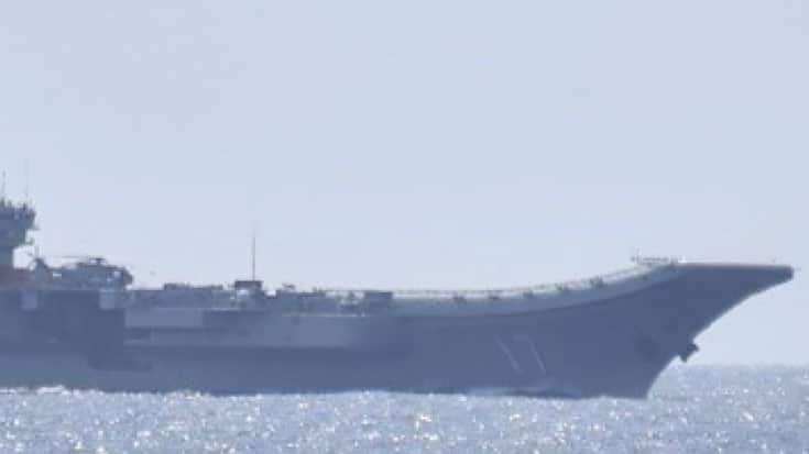 Si des navires militaires chinois patrouillent souvent dans cette zone, la présence du porte-avion Shandong, ci-contre, est inhabituelle.
