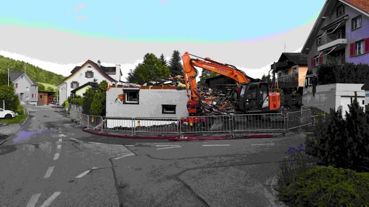 Les pompiers ont dû démolir trois immeubles au moyen d'une pelleteuse afin d'atteindre le foyer du sinistre.