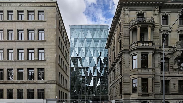 Les nuages s'accumulent notamment sur les secteurs de la finance et de l'assurance, (archive)